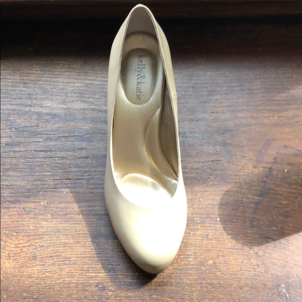 Nude pumps